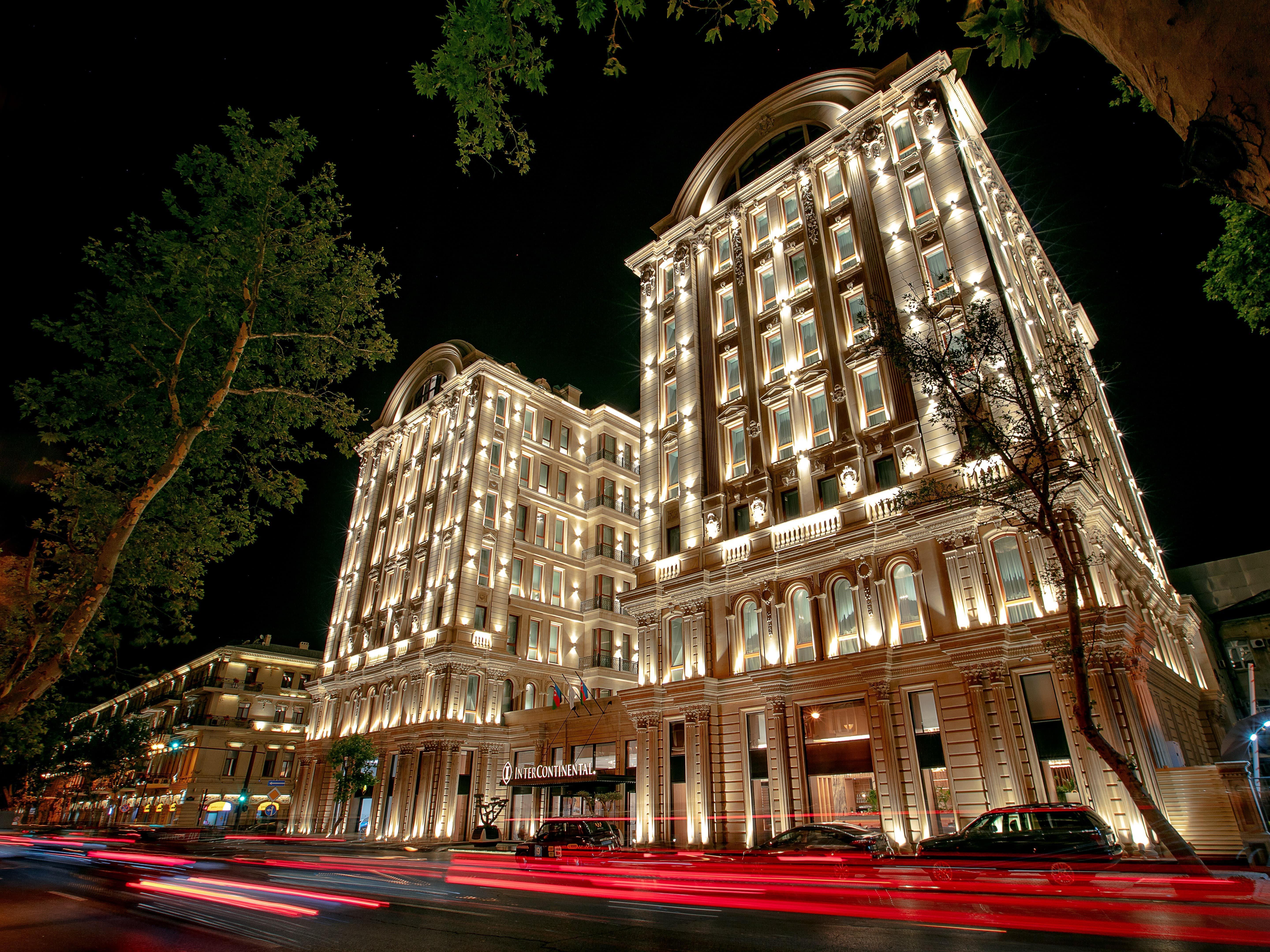 Готель Intercontinental Baku By Ihg Екстер'єр фото The hotel at night