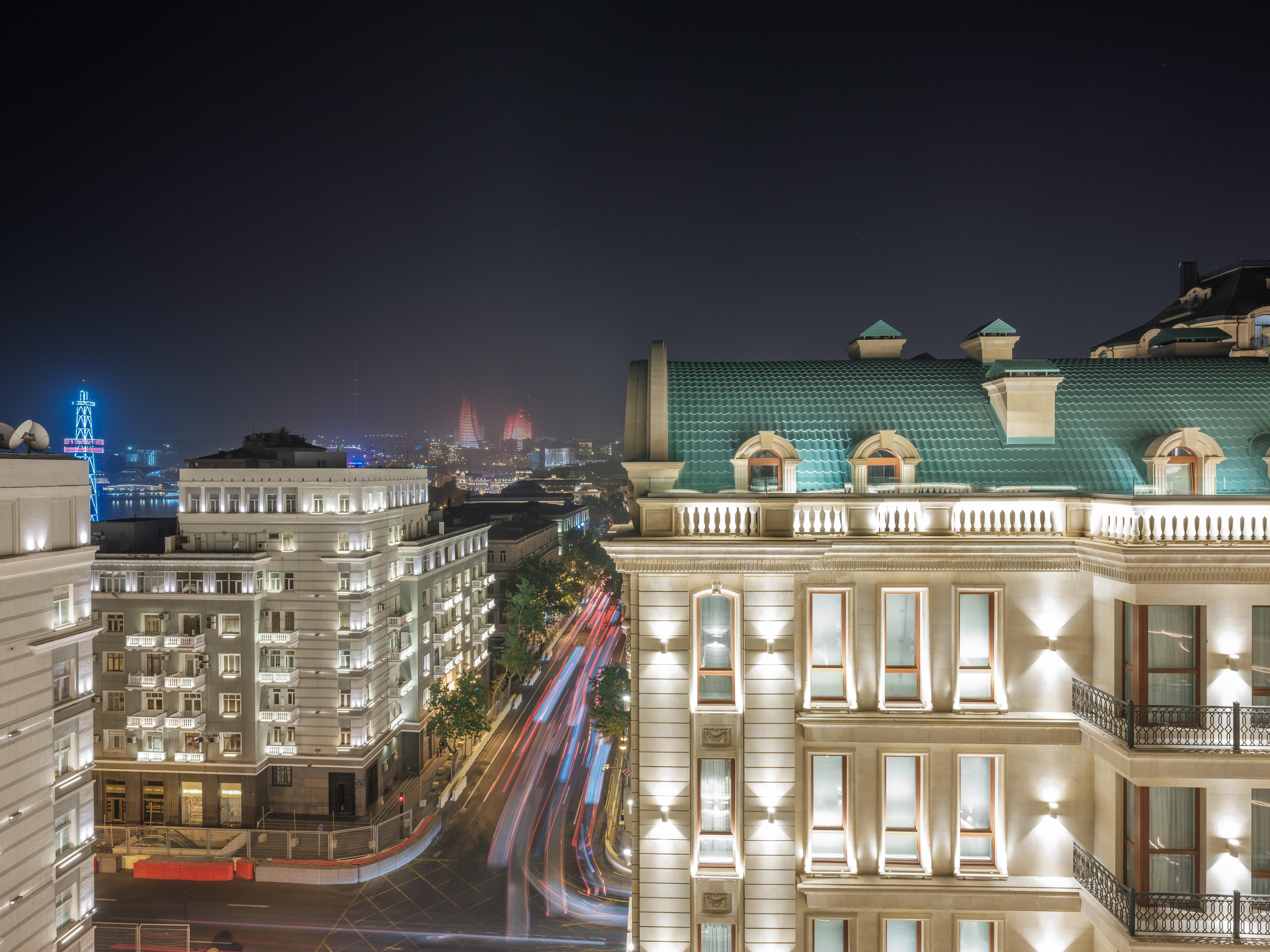 Готель Intercontinental Baku By Ihg Екстер'єр фото The hotel at night