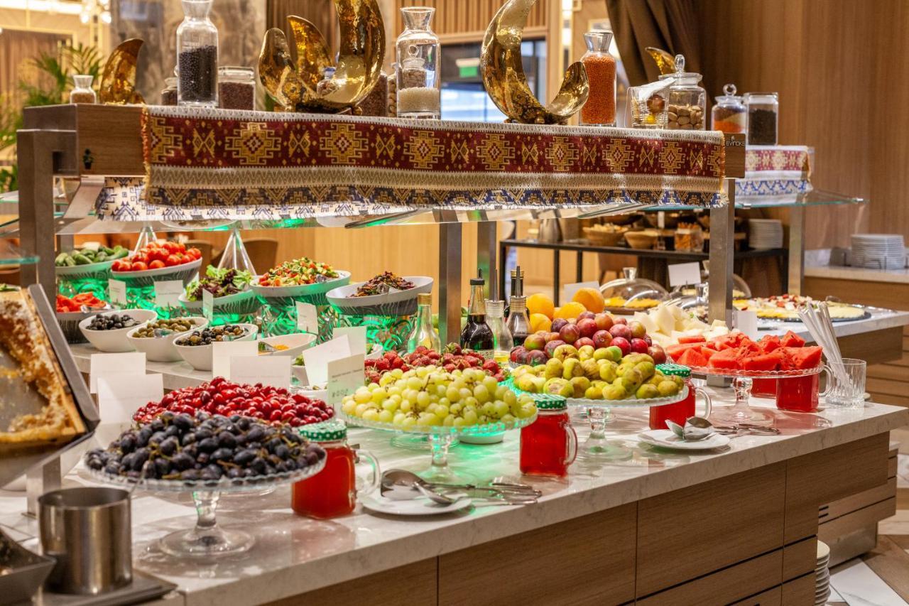 Готель Intercontinental Baku By Ihg Екстер'єр фото A fruit buffet