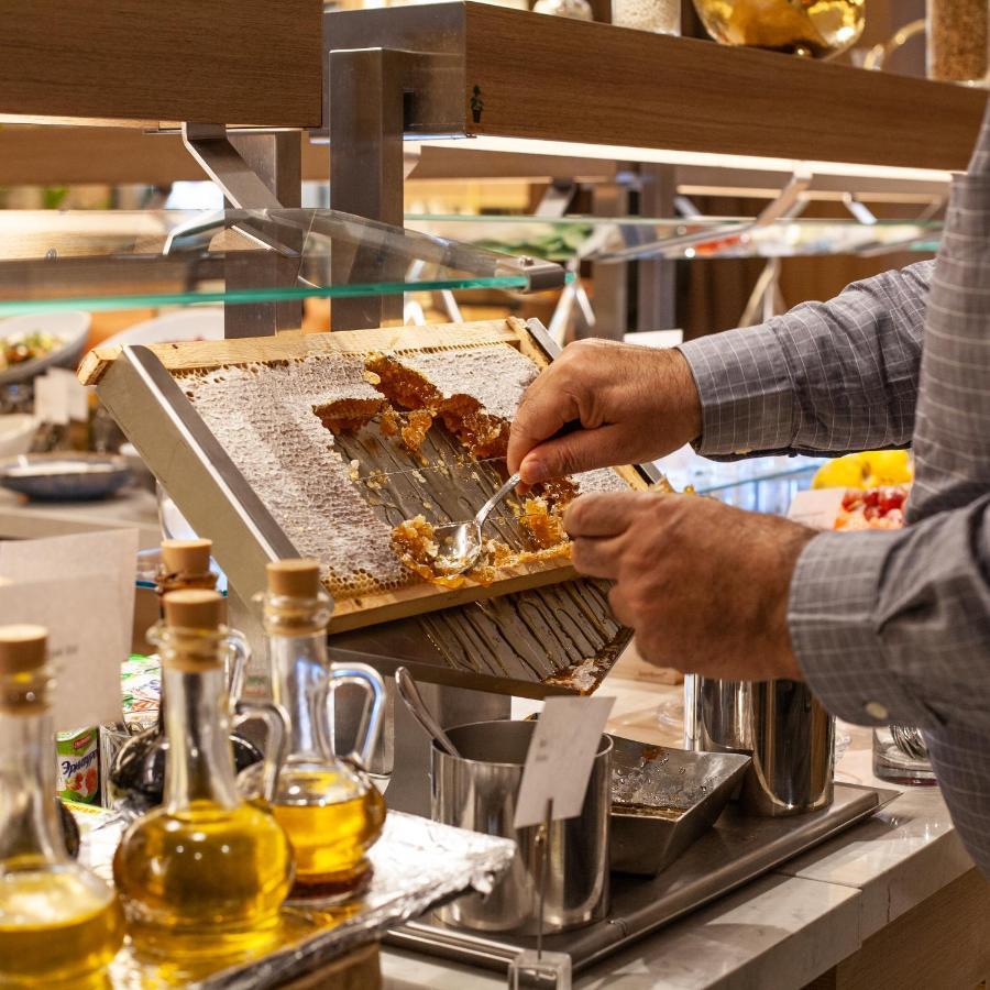 Готель Intercontinental Baku By Ihg Екстер'єр фото A cook grating cheese