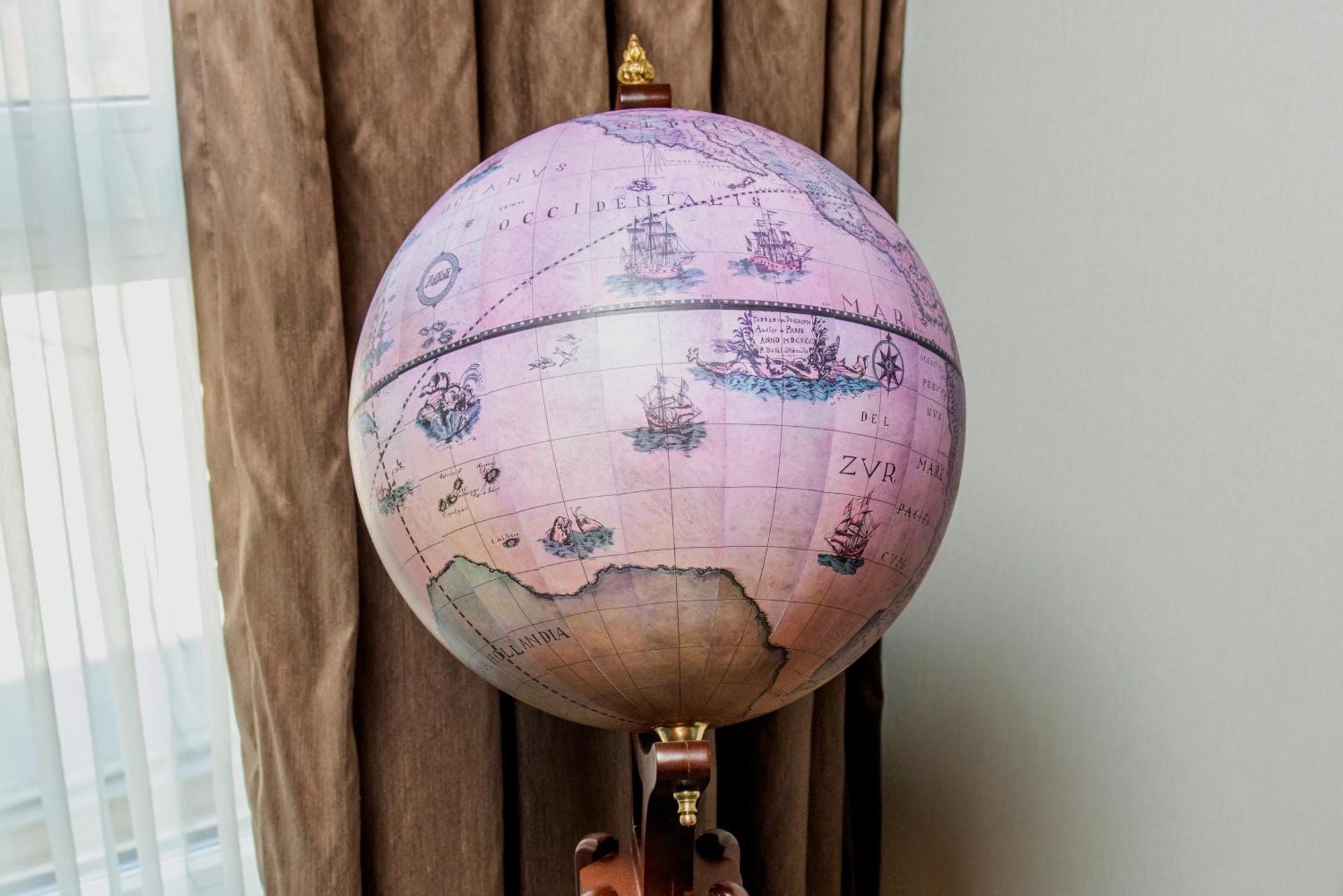 Готель Intercontinental Baku By Ihg Екстер'єр фото A globe in the White House